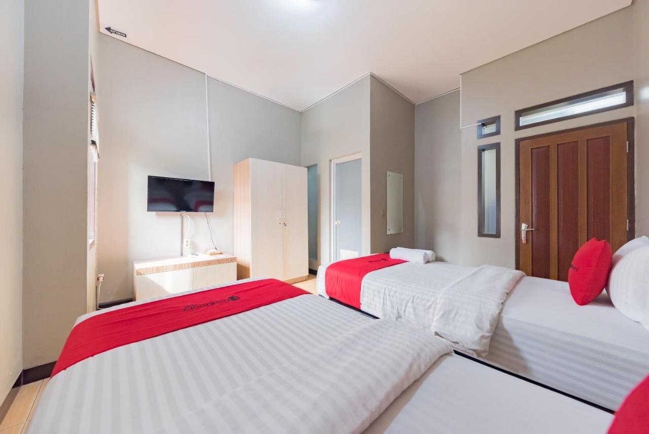Hotel Reddoorz Syariah Near Politeknik Negeri Bandung Campus à Cimahi Extérieur photo