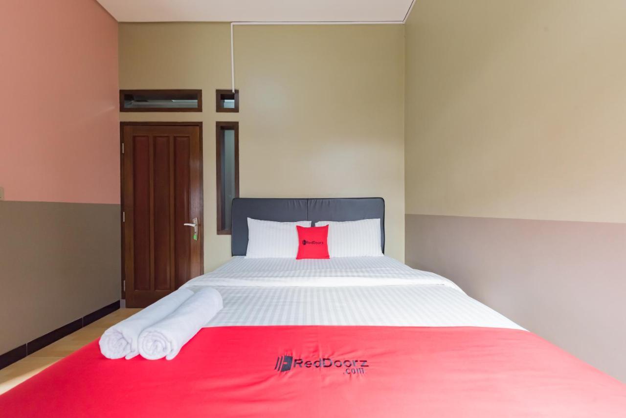 Hotel Reddoorz Syariah Near Politeknik Negeri Bandung Campus à Cimahi Extérieur photo