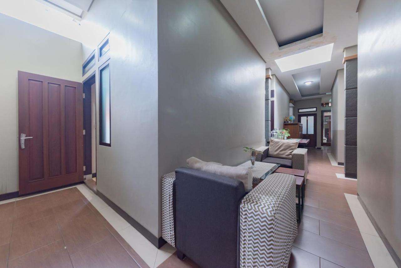 Hotel Reddoorz Syariah Near Politeknik Negeri Bandung Campus à Cimahi Extérieur photo