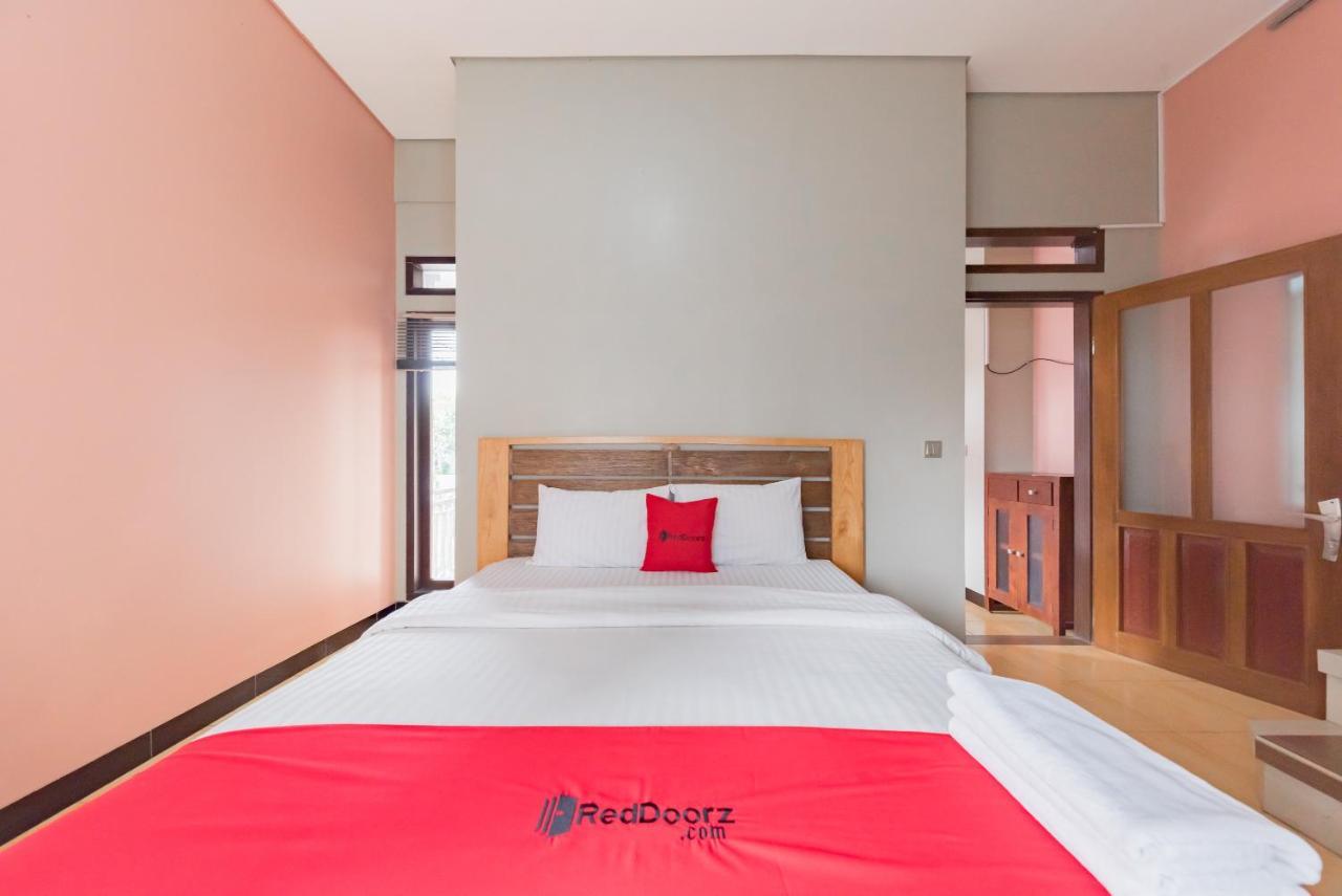 Hotel Reddoorz Syariah Near Politeknik Negeri Bandung Campus à Cimahi Extérieur photo