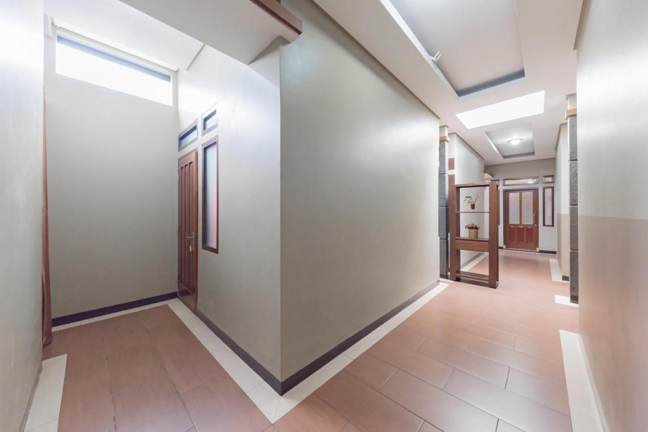 Hotel Reddoorz Syariah Near Politeknik Negeri Bandung Campus à Cimahi Extérieur photo